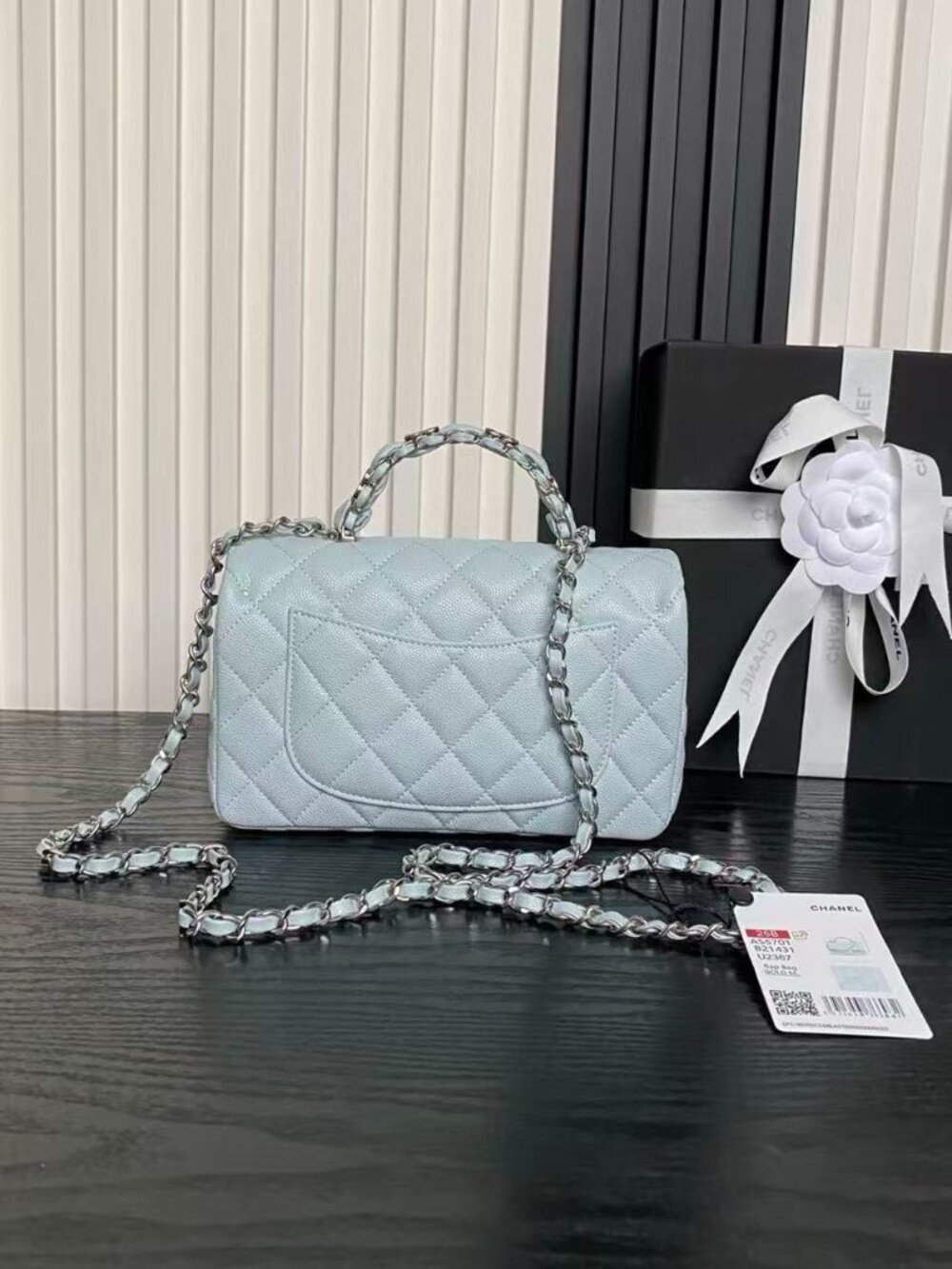 Classic CHANEL Bag: A Stylish and Versatile Choice for Elegance - Picture 3 of 6